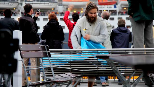 Landungsbrücken Brücke 9 im Herbst 2010 und wer mich kennt, der weiß, dass ich überhaupt nie aufgebe und trotz aller Widrigkeiten die Hoffnung bewahre. Das war auch nie anders. Schon damals - als ich selbst noch betroffen war - half mir mein fester Entschluss an das Gute in den Dingen zu glauben, und dass alles sich zum Guten wendet.