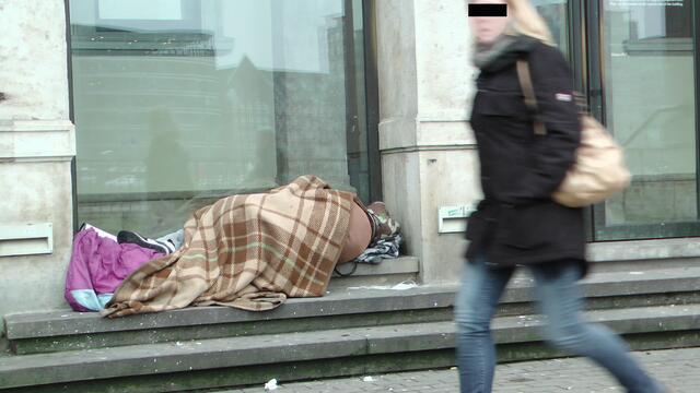 Das allein dürfte aber nicht der einzige Grund für das Prozedere sein. Ein weiterer Grund liegt meines Erachtens darin, es den Menschen so unbequem wie nur irgend möglich zu machen, damit sie ja nicht wiederkommen und am besten zurück in ihre Heimatländer gehen. Jeder weiß, dass 80% der Hamburger Obdachlosen aus EU-Gebieten wie Polen oder Rumänien stammen und nicht jeder nutzt die Angebot der Stadt, nachts im Container unterzukommen. Auch dafür gibt es viele Gründe.