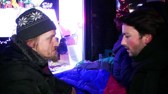 24:22 Interview mit Henrik aus Bielefeld - 19 Jahre - zu Gast in Hamburg - "wer wirklich Schuld hat an den Obdachlosen!". Bewegendes Statement eines jungen Soziologie-Studenten.
https://www.youtube.com/watch?v=cU2VtDHCr30&t=24m22s