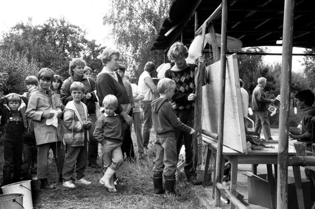 Fäden ziehen: Kinderspiele beim Somerfest des Kleingartenvereins Apfelgarten 1986.