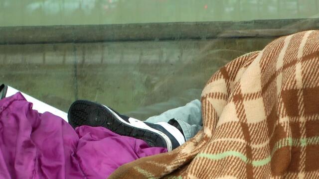 Manche haben so viel Angst vor den Zuständen in den Containern, dass sie lieber auf Platte bleiben oder aber ihre Platte nicht verlassen wollen, weil sie Angst haben, dass anschließend ein Anderer dort liegt und die Platte "versaut". So bleiben die meisten lieber dort, wo sie sicher sind, mit den Zuständen auch klar zu kommen. Auch weil die Stadt keine wirkliche Alternative bietet. So bleiben die Menschen lieber bei dem, was sie haben und erfrieren. Siehe toter Rumäne am Rödingsmarkt - neulich. https://www.