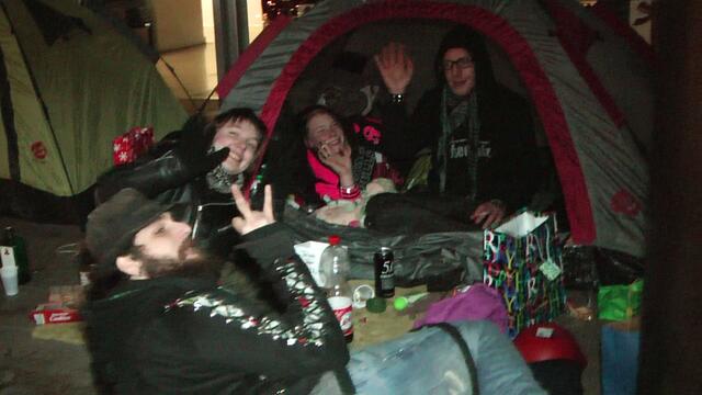 Chris (26), Tatjana (18), Küken (18) und Pascal (26) auf ihrer Platte in der Hamburger Innenstadt.