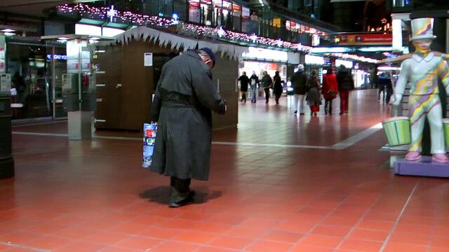 Dieser Mann schläft seit Jahren im Sitzen. Wie gerne würde ich ihm helfen. Wir haben das Geld, die Container - aber kein Stellplatz für die Container.