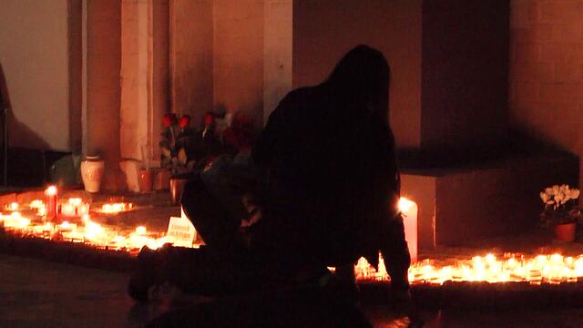 Henrik ist überzeugt davon, dass die Obdachlosigkeit ganz klar ein "Produkt des Kapitalismus" ist. Der angehende Soziologe sagt: "Der Kapitalismus sorgt dafür, dass manche Menschen ganz ganz unten und manche Menschen ganz oben sind" (...)  "Wenn es keine „Super-Armen“ geben würde, dann gäbe es auch keine „Super-Reichen“ und bemängelt den Umstand, dass immer mehr Menschen immer ärmer und Andere immer reicher werden - die Mittelschicht gäbe es kaum noch  - weiß auch Karsten zu erklären.