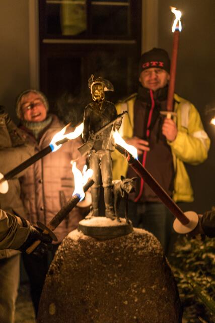 Alljährlich treffen sich Mitglieder vom Förderverein Bayerischer Hiasl Kissing am 14. Januar zum Fackelmarsch. Am Hiasl-Denkmal wird an die Gefangennahme des Kissinger Wildschützen und Räuberhauptmanns gedacht