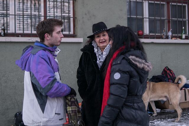 Private Obdachlosenhilfe Friedberg - Bei eisigen Temperaturen brauchen diese Menschen Hilfe durch Nahrung und warme Kleidung myheimat-Reporterin Sabina Scherer (mitte) und Petra Gerber (rechts) im Gespräch mit Obdachlosen