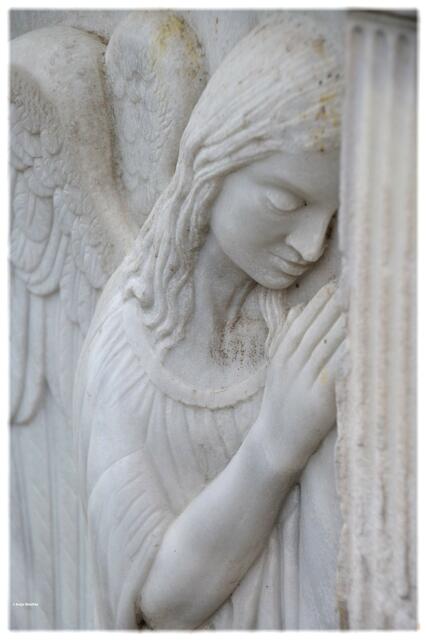 Relief eines Engels an der Grabstelle Georg Wildings auf dem Gartenfriedhof Hannover (Foto: Katja Woidtke)