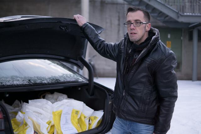 Private Obdachlosenhilfe Friedberg - Edeka-Chef Michael Wollny hat im Kofferraum seines Wagen Spendentüten mitgebracht