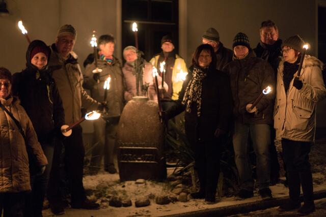Alljährlich treffen sich Mitglieder vom Förderverein Bayerischer Hiasl Kissing am 14. Januar zum Fackelmarsch. Am Hiasl-Denkmal wird an die Gefangennahme des Kissinger Wildschützen und Räuberhauptmanns gedacht