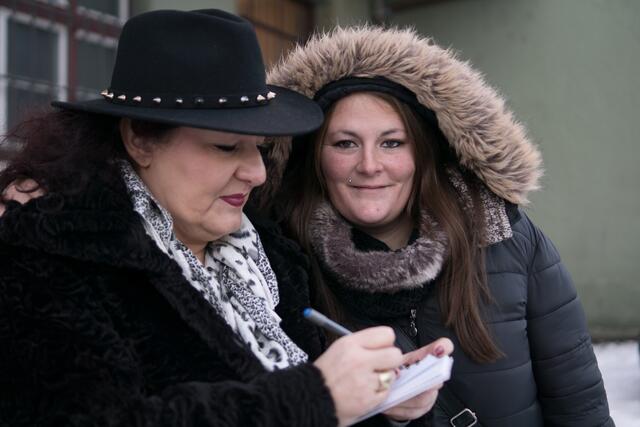 Private Obdachlosenhilfe Friedberg - myheimat-Reporterin Sabina Scherer (links) mit einer obdachlosen Frau