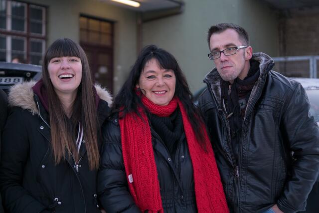 Private Obdachlosenhilfe Friedberg - Bei eisigen Temperaturen brauchen diese Menschen Hilfe durch Nahrung und warme Kleidung Michelle Wollny, Petra Gerber und Michael Wollny helfen den Obdachlosen am Augsburger Oberhauser Bahnhof
