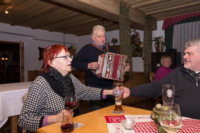 Alljährlich treffen sich Mitglieder vom Förderverein Bayerischer Hiasl Kissing am 14. Januar zum Fackelmarsch. Am Hiasl-Denkmal wird an die Gefangennahme des Kissinger Wildschützen und Räuberhauptmanns gedacht. Gemütliches Beisammensein im Anschluss an den Fackelmarsch