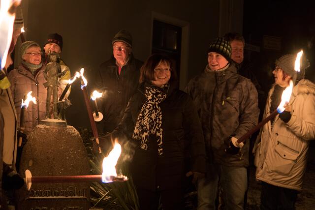 Alljährlich treffen sich Mitglieder vom Förderverein Bayerischer Hiasl Kissing am 14. Januar zum Fackelmarsch. Am Hiasl-Denkmal wird an die Gefangennahme des Kissinger Wildschützen und Räuberhauptmanns gedacht