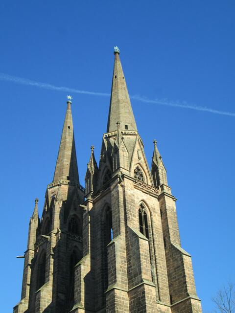 Schattenspiel an den Türmen der Elisabethkirche in Marburg.