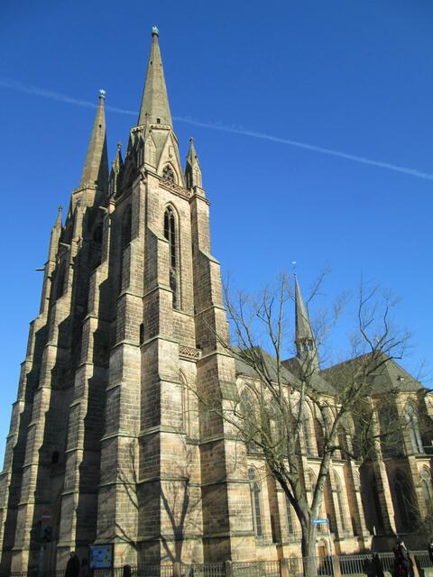Mittägliches Schattenspiel an der Elisabethkirche.