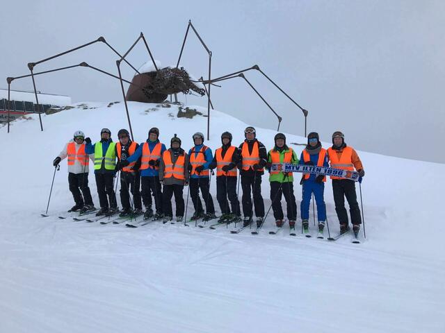 Kunst am Berg - und 11 frostige Skifahrer