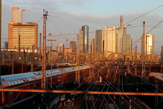 Sonnenuntergang vor dem Frankfurter Hauptbahnhof