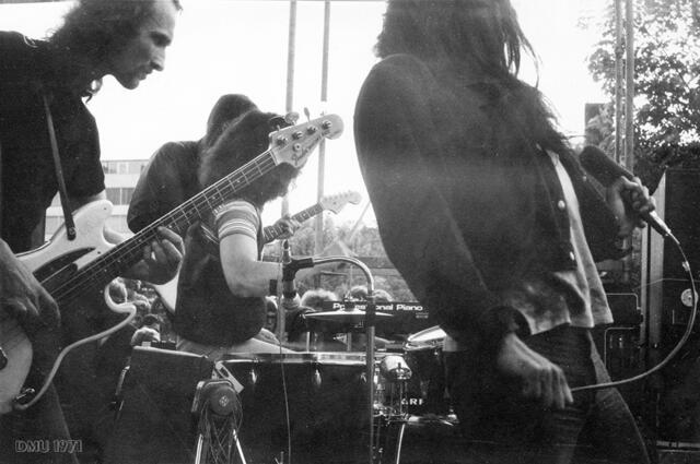 Holger Czukay, Jaki Liebezeit (dr), Damo Suzuki. Im Hintergrund verdeckt Michael Karoli.