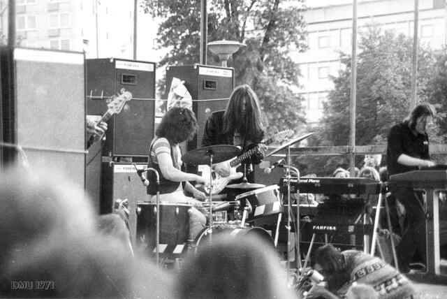 Jaki Liebezeit, Michael Karoli, Irmin Schmidt. Hinter der Box links versteckt sich Holger Czukay.