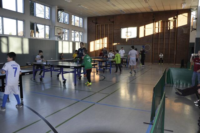 Gespielt wurde an 6 Platten gleichzeitig. Mit 28 Teilnehmern meldete der Veranstalter - volles Haus.