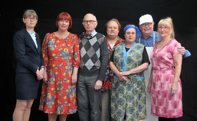 Das Ensemble: v.l. Birgit Ehrlinspiel, Anja Schrage, Rainer Picht, Jürgen Heckmann, Irmel Henco, Mike Gerhardy und Gabi Dragon.