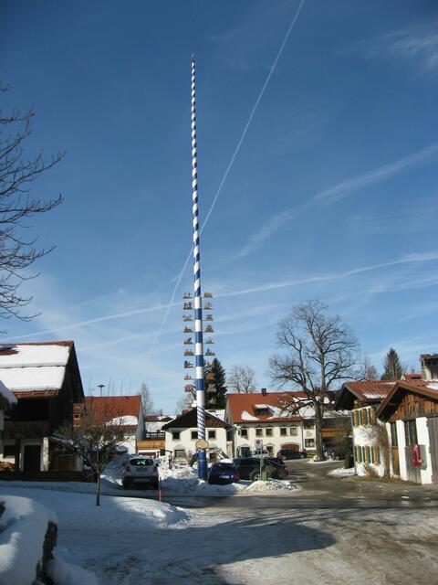 Der Dorfplatz, auch "Brandstatt" genannt, mit Maibaum. Zur richtigen Zeit wird hier je nach Anlass, zünftig-bayrisch, gefeiert.