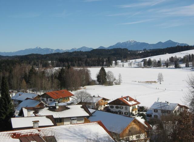 Wer hier das Foto vergrößern kann, erkennt den zugeschneiten See. Auf der Loipe am Rundweg, sind Langläufer unterwegs. Der ganze Ort kann auf Langlauf-Skiern umrundet werden.