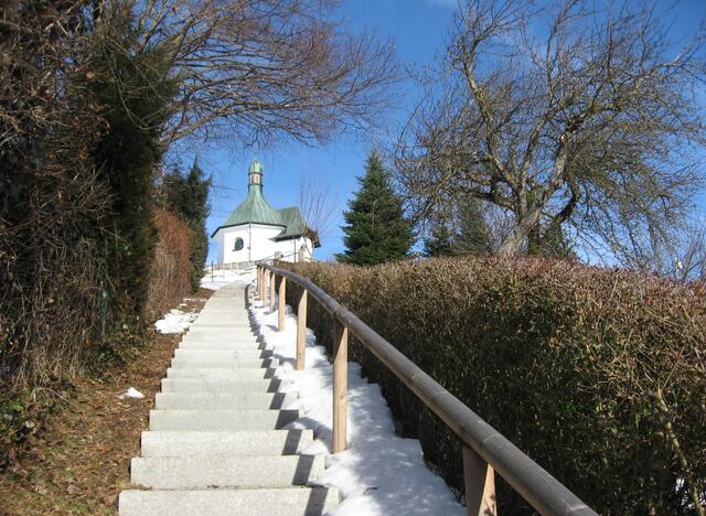 Der kurze, etwas steile Teppensteig hinauf zur Bergkapelle. Wer es hier nicht verschnauft, wählt Variante 2.