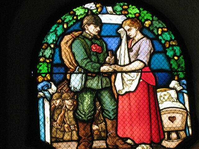 Krieger-Gedächtnis Kapelle: Schwerer Abschied für lange Zeit. Wer kennt das nicht, auch wenn es in unseren Tagen andere Gründe dafür gibt?