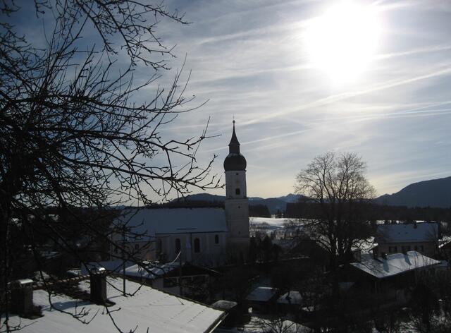 Dorfkirche von Bad Bayersoien im Gegenlicht. Hier endet meine kleine Foto-Serie. Kein Abschied für immer.