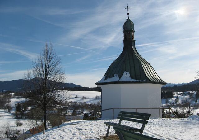 Das hübsche Kapellchen von der Rückseite und Schleierwolken am blauen Himmel. So mag ich es!