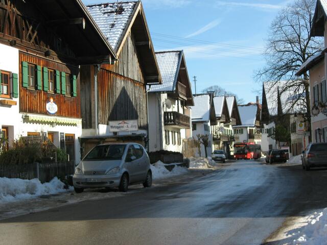 Ganz hinten, am Ende der Straße, der rote Bayernbus.