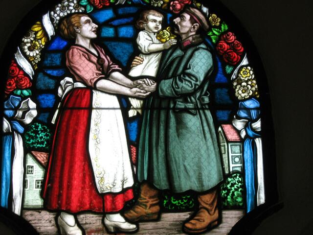 In der Kapelle gibt es zwei hübsche Hinterglas-Bilder. Sie zeigen Abschied und glückliche Heimkehr eines Soldaten.