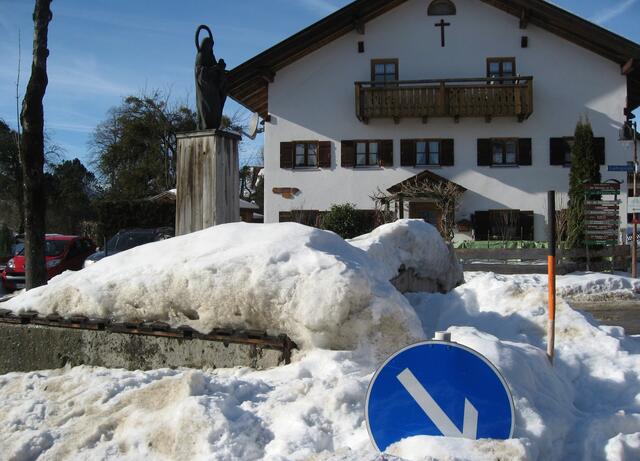 Hier kam wohl der Schneepflug vorbei und hat alles zusammengeschoben. So viel Schnee gab es doch noch gar nicht.