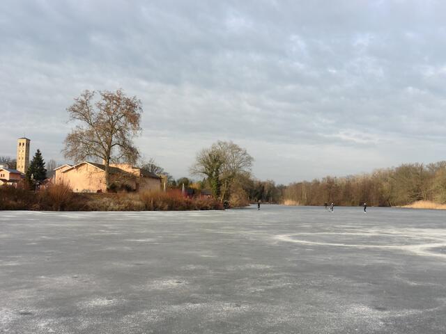 Deutlich weniger aufgesucht ist der kleine Bornstedter See (nördlich vom Park Sanssouci gelegen), links der Turm der Bornstedter Kirche und das Krongut