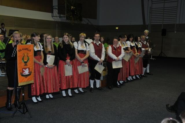 Ehrung für langjähriges aktives Musizieren durch Angela Ehinger, Vorsitzende des ASM-Bezirks XV | Foto: Thomas Träger