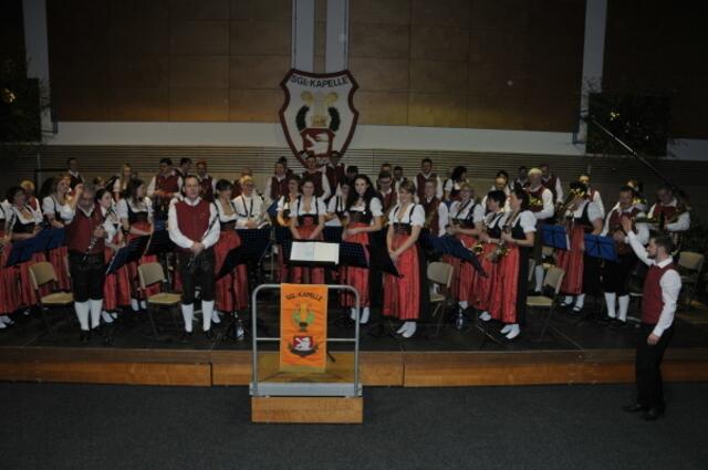 Die SGL-Werkskapelle unter Leitung von Florian Helgemeir | Foto: Thomas Träger