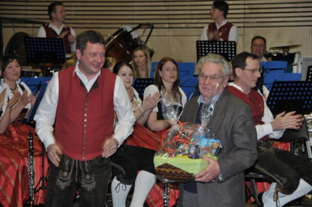 Herzlichen Dank für viele Jahre Dekoration und Blumenschmuck an Hermann Dirr und seine Helfer vom OGV Meitingen | Foto: Thomas Träger
