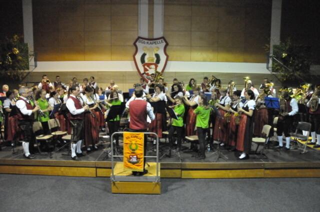 80 Musikanten auf der Bühne - die SGL-Jugend- und Werkskapelle | Foto: Thomas Träger