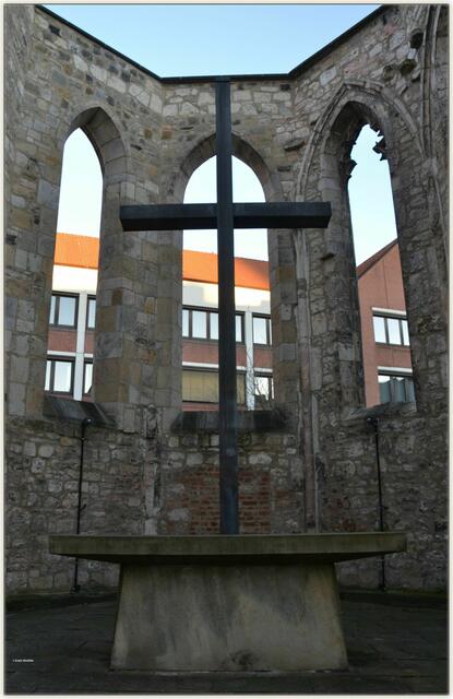 Metallenes Kreuz im Chor der Aegidienkirche (Foto: Katja Woidtke)