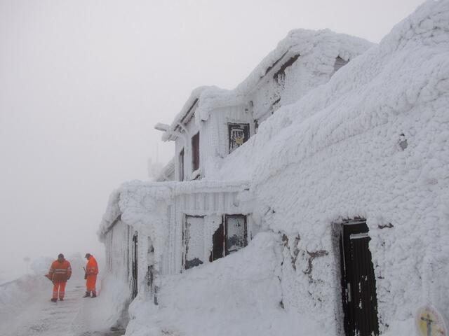 Am Brockenbahnhof wird Schnee geschoben.