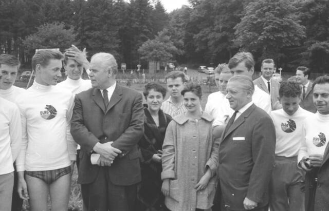Das neue Freibad in Stadtallendorf wurde in Anwesenheit von Hessens Innenminister Heinrich Schneider (links) und Bürgermeister Heinz Lang eingeweiht. | Foto: DIZ Stadtmuseum Stadtallendorf