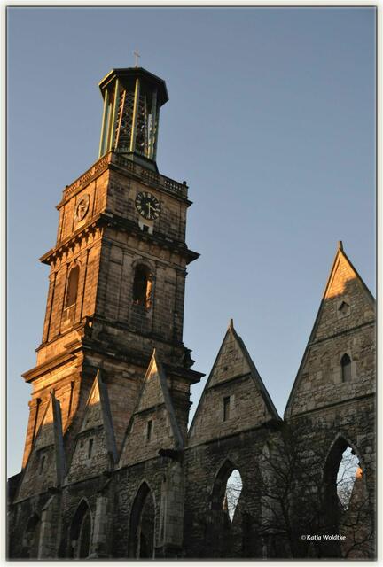 Im Aufsatz auf dem Turmstumpf der Aegidienkirche ertönt viermal täglich ein Glockenspiel mit unterschiedlichen Melodien (Foto: Katja Woidtke)