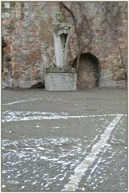 Im Zickzack verläuft die Schattenlinie quer durch die Kirche und zeigt den Schatten des Jochgiebels zu einer bestimmten Zeit an (Foto: Katja Woidtke)