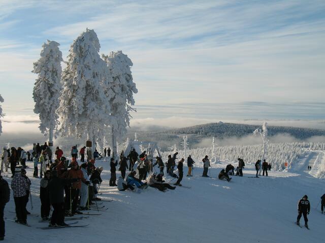 Wir erweitern die Tour über den Wurmberg bei Braunlage. Dort wird hauptsächlich Alpin-Ski gelaufen. Im Hintergrund erhebt sich die Felskuppe des Achtermanns über den Wald.