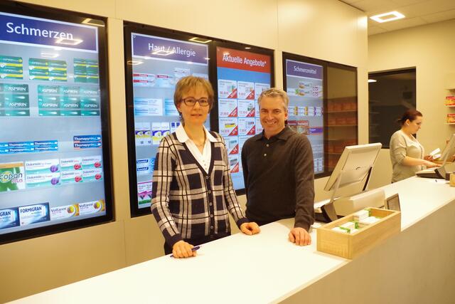 Apotheker Oliver Teuber eröffnet im Ärztezentrum die Apotheke Via Claudia. Filialleiterin ist Barbara Immerz (links)