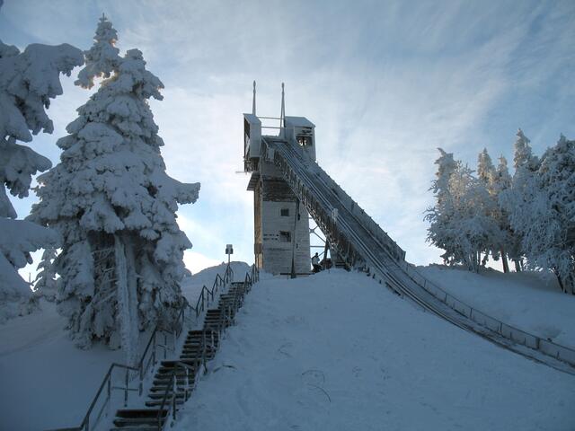 Die Sprungschanze, von der wir zu DDR-Zeiten den besten Blick auf den Brocken hatten, gibt es allerdings nicht mehr. Im Jahr 2014 wurde sie abgerissen. Die Aussichtsplattform befand sich genau in 1000 Metern Höhe.