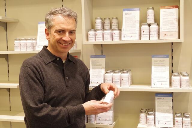 Apotheker Oliver Teuber mit einem Produkt der orthomolekularen Medizin