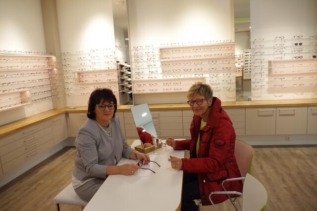 Bei Augenoptik Dotterweich: Barbara Dotterweich (links) berät Elisabeth Kraus
