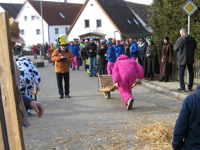 Start aus der Saukiste mit dem Schubkarren